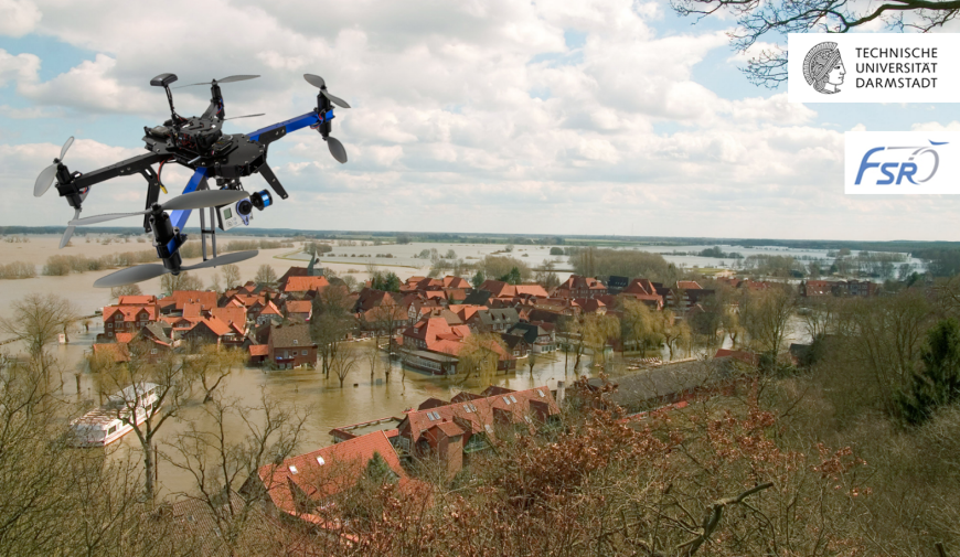 Quadrokopter, der eine überflutete Landschaft überwacht