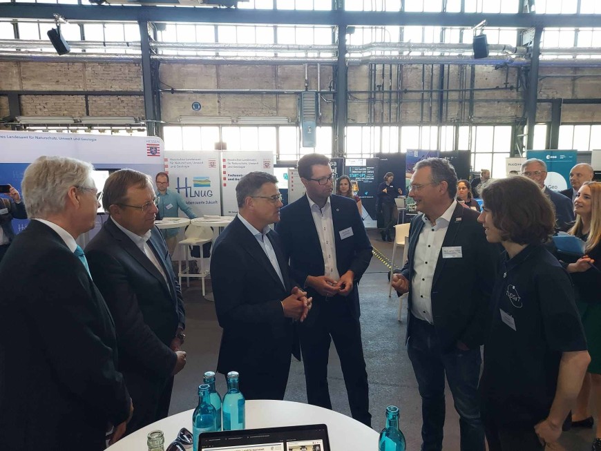 Visit of the FSR booth by Boris Rhein, Jan Wörner and Thomas Reiter